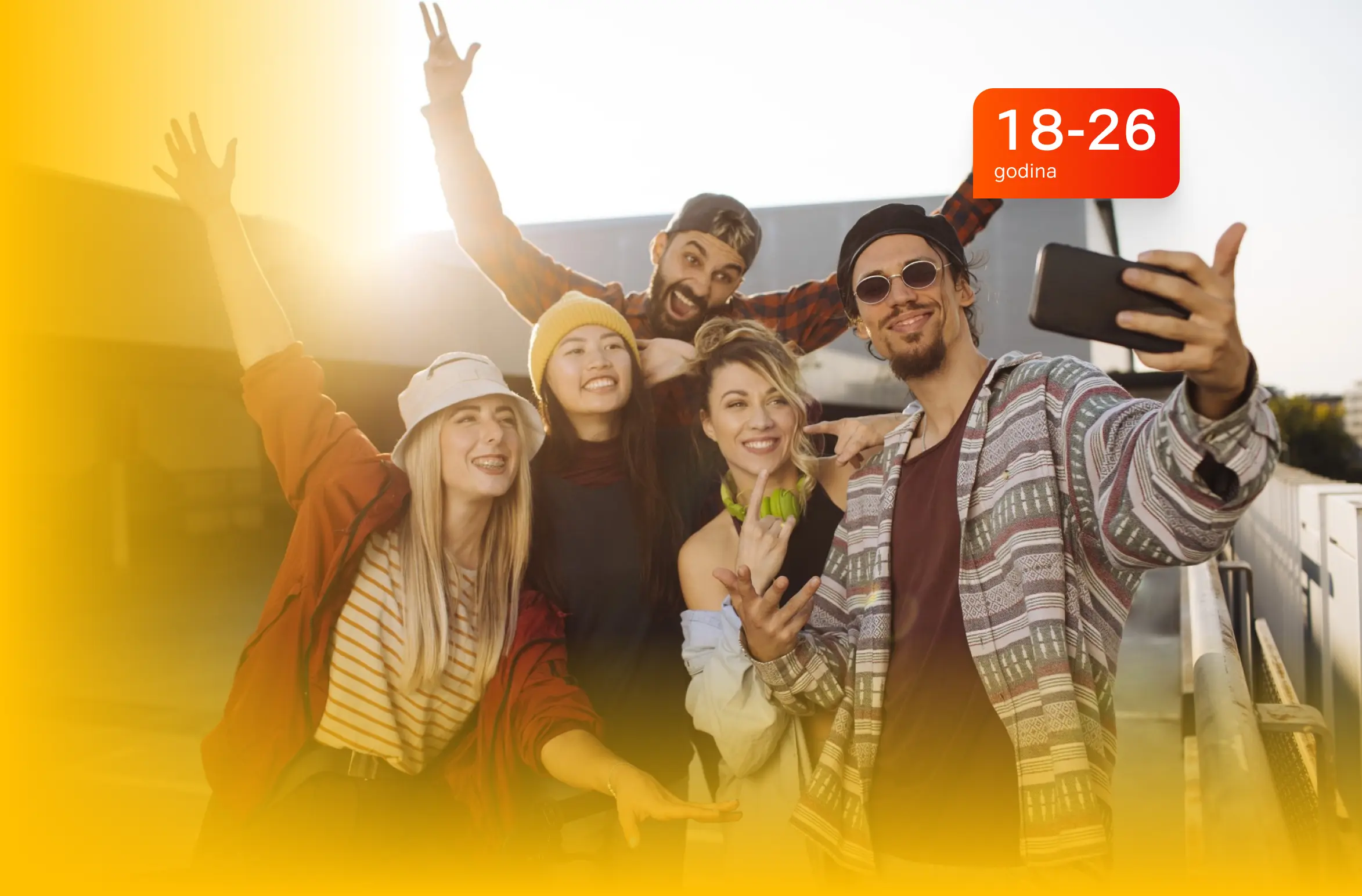 Mladi se fotografiraju na otvorenom, uz oznaku 18–27 godina